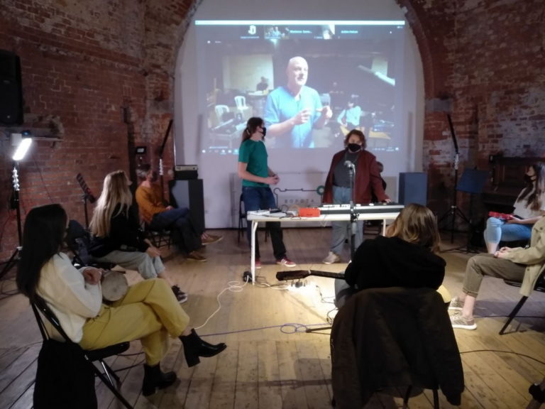 13 сентября 2020 г., LiveStream в формате телемоста между Калининградом (арт-пространство "Ворота") и Берлином, на снимке участники проекта Radio Instantopia из Калининграда и Maurice de Martin (Berlin)